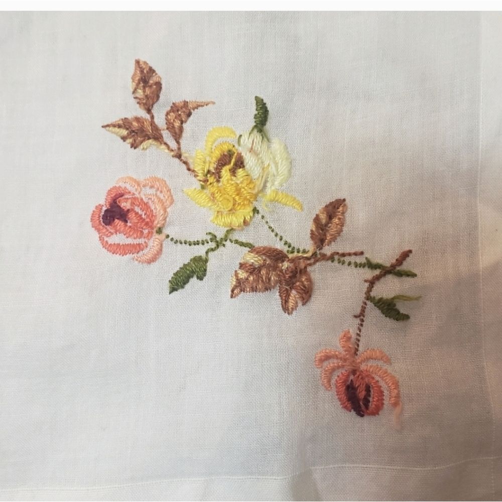 VINTAGE Scalloped Edge Floral Embroidered Handkerchief - Picture 2 of 3